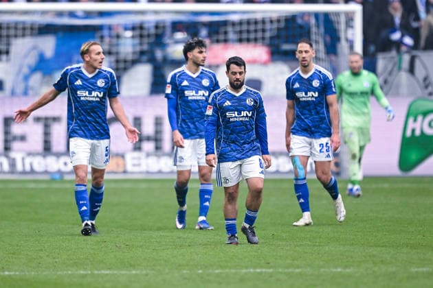 25.01.2026, Fussball, 2. Bundesliga, Saison 2025 2026, 19. Spieltag, FC Schalke 04 - 1. FC Kaiserslautern, Timo Becker (FC Schalke 04), Amin Younes (FC Schalke 04) xRHR-FOTO YYx