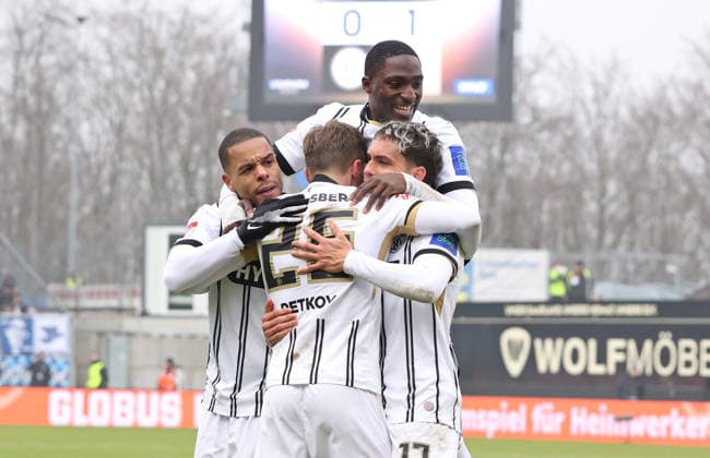 25.01.2026, Fussball, Herren, 2. Bundesliga, Saison 2025 2026, SV 07 Elversberg - VfL Bochum 1848, Torjubel der SV 07 Elversberg nach dem Tor zum 1:1 durch Lukas Petkov (SV 07 Elversberg) Elversberg Ursapharm-Arena an der Kaiserlinde Saarland Deutschland (DEU)