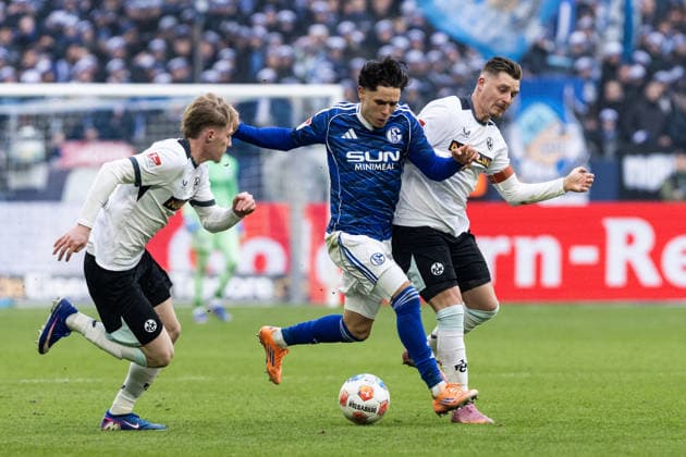 2. Fußball Bundesliga: FC Schalke 04 - 1. FC Kaiserslautern; 25.01.2026 Soufiane El-Faouzi (FC Schalke 04, 23), Marlon Ritter (1. FC Kaiserslautern, 7) 2. Fußball Bundesliga: FC Schalke 04 - 1. FC Kaiserslautern; Veltins-Arena, Gelsenkirchen; 25.01.2026 DFL regulations prohibit any use of photographs as image sequences and or quasi video.