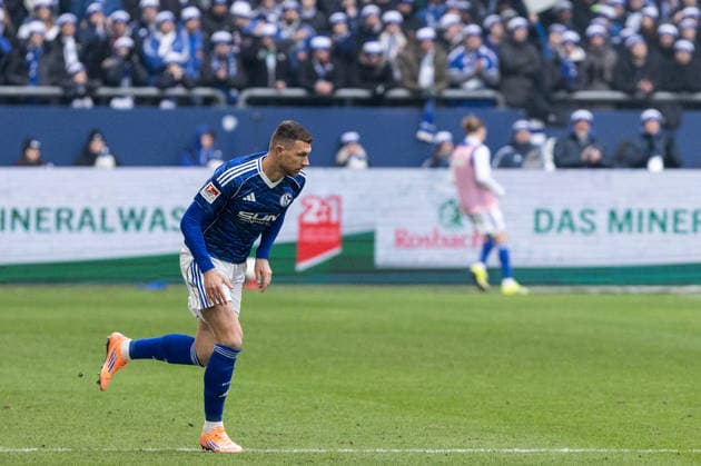 2. Fußball Bundesliga: FC Schalke 04 - 1. FC Kaiserslautern; 25.01.2026 Edin Dzeko (FC Schalke 04, 10), Debüt für FC Schalke 04 2. Fußball Bundesliga: FC Schalke 04 - 1. FC Kaiserslautern; Veltins-Arena, Gelsenkirchen; 25.01.2026 DFL regulations prohibit any use of photographs as image sequences and or quasi video.
