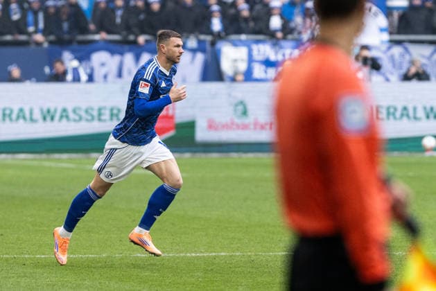 2. Fußball Bundesliga: FC Schalke 04 - 1. FC Kaiserslautern; 25.01.2026 Edin Dzeko (FC Schalke 04, 10), Debüt für FC Schalke 04 2. Fußball Bundesliga: FC Schalke 04 - 1. FC Kaiserslautern; Veltins-Arena, Gelsenkirchen; 25.01.2026 DFL regulations prohibit any use of photographs as image sequences and or quasi video.