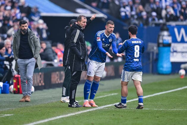 25.01.2026, Fussball, 2. Bundesliga, Saison 2025 2026, 19. Spieltag, FC Schalke 04 - 1. FC Kaiserslautern, Edin DÅ¾eko Dzeko (FC Schalke 04) wird für Amin Younes (FC Schalke 04) eingewechselt xRHR-FOTO YYx