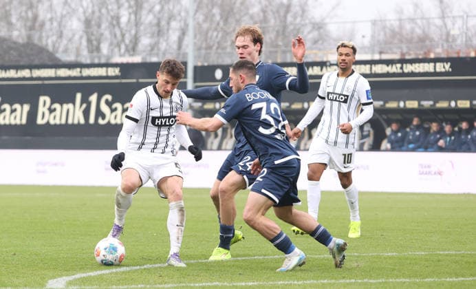 25.01.2026, Fussball, Herren, 2. Bundesliga, Saison 2025 2026, SV 07 Elversberg - VfL Bochum 1848, Lukas Petkov (SV 07 Elversberg) Mats Pannewig (VfL Bochum 1848) Maximilian Wittek (VfL Bochum 1848) Elversberg Ursapharm-Arena an der Kaiserlinde Saarland Deutschland (DEU)