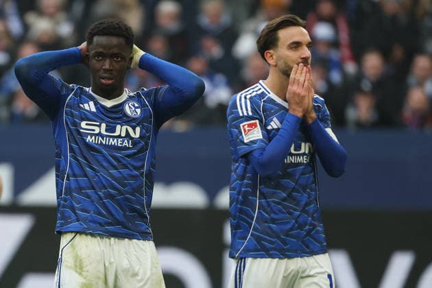 2. Bundesliga - FC Schalke 04 - 1. FC Kaiserslautern am 25.01.2026 in der Veltins-Arena auf Schalke Christian Gomis (Schalke 7) und Kenan Karaman (Schalke 19) unzufrieden, enttäuscht, enttaeuscht, niedergeschlagen.