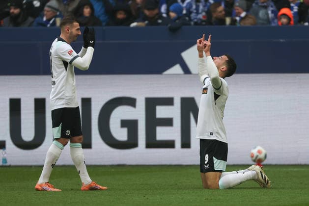 2. Bundesliga - FC Schalke 04 - 1. FC Kaiserslautern am 25.01.2026 in der Veltins-Arena auf Schalke Jubel, Torjubel, Torschuetze, Torschütze Ivan Prtajin (Kaiserslautern 9) jubelt nach seinem Tor zum 0 zu 1 mit der Mannschaft