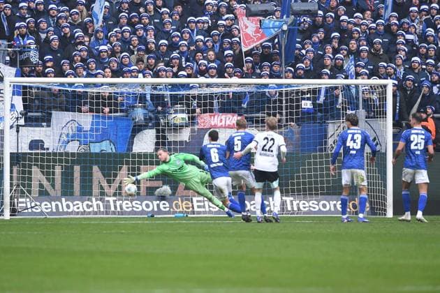 Fußball 2. Bundesliga 19. Spieltag FC Schalke 04 - 1. FC Kaiserslautern am 25.01.2026 in der Veltins Arena in Gelsenkirchen Tor zum 0:1 durch Ivan Prtajin ( Kaiserslautern ) DFL regulations prohibit any use of photographs as image sequences and or quasi-video.