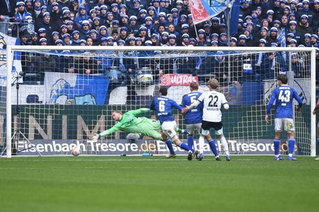 Fußball 2. Bundesliga 19. Spieltag FC Schalke 04 - 1. FC Kaiserslautern am 25.01.2026 in der Veltins Arena in Gelsenkirchen Tor zum 0:1 durch Ivan Prtajin ( Kaiserslautern ) DFL regulations prohibit any use of photographs as image sequences and or quasi-video.