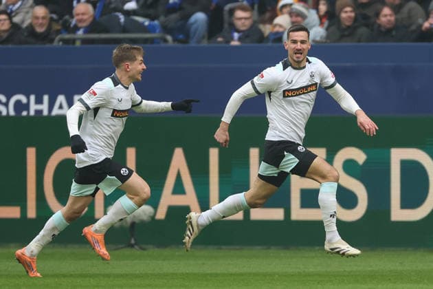 2. Bundesliga - FC Schalke 04 - 1. FC Kaiserslautern am 25.01.2026 in der Veltins-Arena auf Schalke Jubel, Torjubel, Torschuetze, Torschütze Ivan Prtajin (Kaiserslautern 9) jubelt nach seinem Tor zum 0 zu 1 mit der Mannschaft
