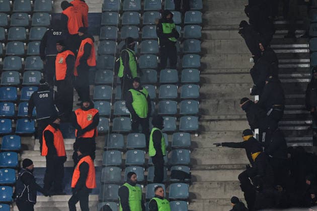 Fans von Dynamo Dresden versuchen aus ihren Block in den Heimbereich zu kommen - 2. Fußball Bundesliga Saison 2025-2026 Punktspiel 1. FC Magdeburg vs. SG Dynamo Dresden in der Avnet Arena in Magdeburg - Fußball,Mann,Männer,Deutschland,24.01.2026 *** Fans of Dynamo Dresden try to get out of their block into the home area 2 Soccer Bundesliga season 2025 2026 point match 1 FC Magdeburg vs SG Dynamo Dresden at the Avnet Arena in Magdeburg Soccer,Man,Men,Germany,24 01 2026