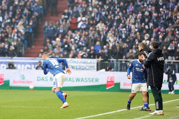 25.01.2026, xrekx, Fussball 2.Bundesliga, FC Schalke 04 - 1.FC Kaiserslautern v.l. Einwechslung Edin Dzeko (FC Schalke 04) (DFL DFB REGULATIONS PROHIBIT ANY USE OF PHOTOGRAPHS as IMAGE SEQUENCES and or QUASI-VIDEO) Gelsenkirchen