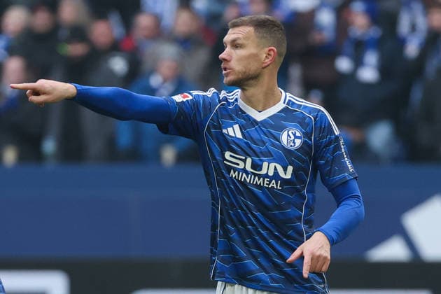 2. Bundesliga - FC Schalke 04 - 1. FC Kaiserslautern am 25.01.2026 in der Veltins-Arena auf Schalke Edin Dzeko (Schalke 10) gibt Anweisungen
