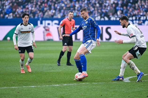 25.01.2026, Fussball, 2. Bundesliga, Saison 2025 2026, 19. Spieltag, FC Schalke 04 - 1. FC Kaiserslautern, Edin DÅ¾eko Dzeko (FC Schalke 04) mit der Hacke xRHR-FOTO YYx