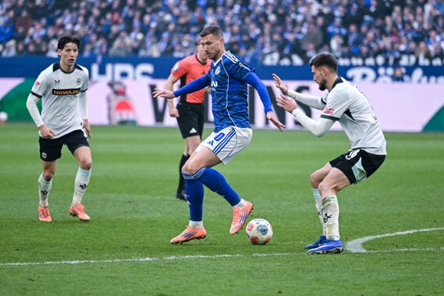 25.01.2026, Fussball, 2. Bundesliga, Saison 2025 2026, 19. Spieltag, FC Schalke 04 - 1. FC Kaiserslautern, Edin DÅ¾eko Dzeko (FC Schalke 04) mit der Hacke xRHR-FOTO YYx
