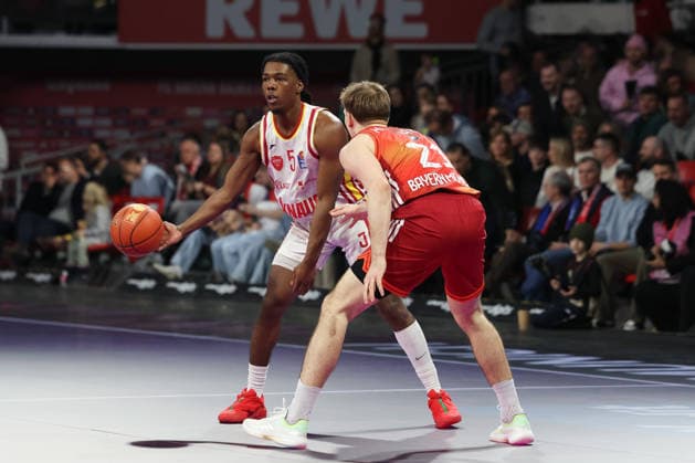 Marcus Carr (Fitness First Wuerzburg Baskets, 05) mit Justuz Hollatz (FC Bayern Basketball, 21), GER, FC Bayern Basketball vs. Fitness First Wuerzburg Baskets, Basketball, easycredit Basketball Bundesliga, 17. Spieltag, Saison 2025 2026, 25.01.2026, GER, FC Bayern Basketball vs. Fitness First Wuerzburg Baskets, Basketball, easycredit Basketball Bundesliga, 17. Spieltag, Saison 2025 2026, 25.01.2026 Muenchen Copyright: xEibner-Pressefoto JennixMaulx EP_JML