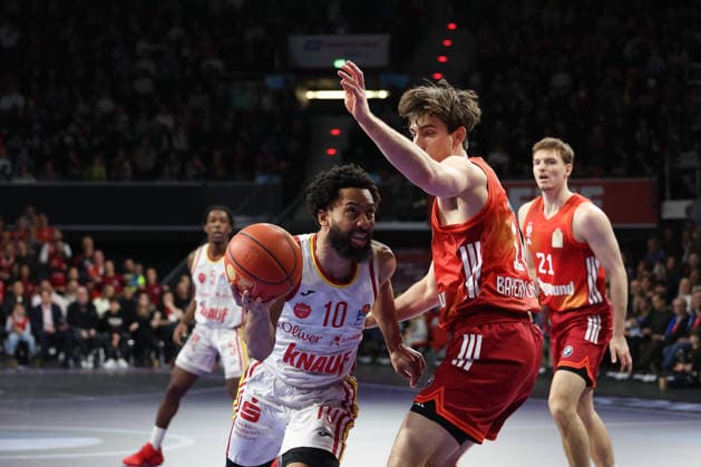 Davion Mintz (Fitness First Wuerzburg Baskets, 10) mit Justinian Jessup (FC Bayern Basketball, 10), GER, FC Bayern Basketball vs. Fitness First Wuerzburg Baskets, Basketball, easycredit Basketball Bundesliga, 17. Spieltag, Saison 2025 2026, 25.01.2026, GER, FC Bayern Basketball vs. Fitness First Wuerzburg Baskets, Basketball, easycredit Basketball Bundesliga, 17. Spieltag, Saison 2025 2026, 25.01.2026 Muenchen Copyright: xEibner-Pressefoto JennixMaulx EP_JML
