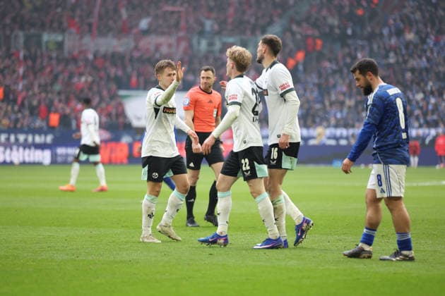 25.01.2026, xrekx, Fussball 2.Bundesliga, FC Schalke 04 - 1.FC Kaiserslautern v.l. Naatan Skyttä (1.FC Kaiserslautern) Mika Haas (1.FC Kaiserslautern) Atanas Chernev (1.FC Kaiserslautern) Amin Younes (FC Schalke 04) (DFL DFB REGULATIONS PROHIBIT ANY USE OF PHOTOGRAPHS as IMAGE SEQUENCES and or QUASI-VIDEO) Gelsenkirchen