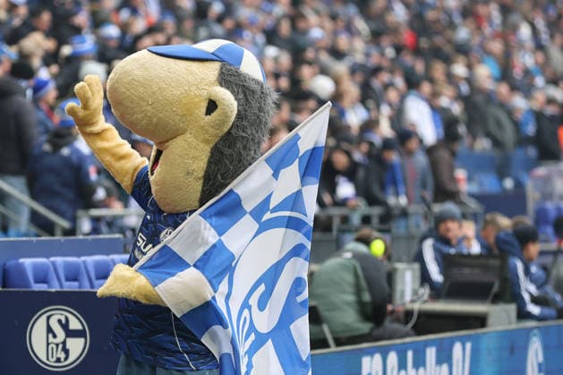 Erwin das Maskottchen des FC Schalke 04 beim Spiel der 2. Bundesliga (Saison 2025 26) FC Schalke 04 - 1. FC Kaiserslautern - Copyright: Thomas Pakusch