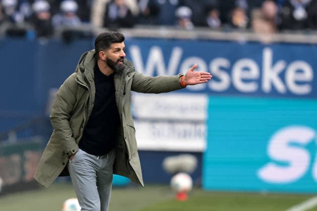 Chef-Trainer Miron Muslic (FC Schalke 04) beim Spiel der 2. Bundesliga (Saison 2025 26) FC Schalke 04 - 1. FC Kaiserslautern - Copyright: Thomas Pakusch