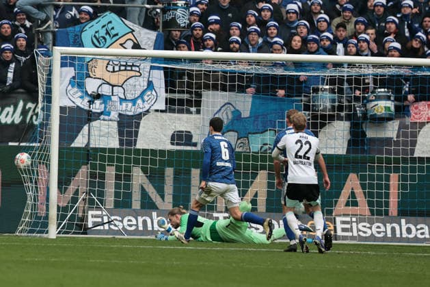 Das Tor zum 0:1 durch Ivan Prtajin (1.FC Kaiserslautern) beim Spiel der 2. Bundesliga (Saison 2025 26) FC Schalke 04 - 1. FC Kaiserslautern - Copyright: Thomas Pakusch