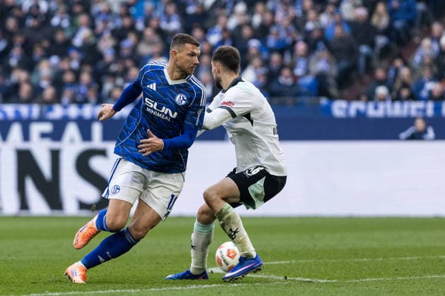 2. Fußball Bundesliga: FC Schalke 04 - 1. FC Kaiserslautern; 25.01.2026 Edin Dzeko (FC Schalke 04, 10) 2. Fußball Bundesliga: FC Schalke 04 - 1. FC Kaiserslautern; Veltins-Arena, Gelsenkirchen; 25.01.2026 DFL regulations prohibit any use of photographs as image sequences and or quasi video.