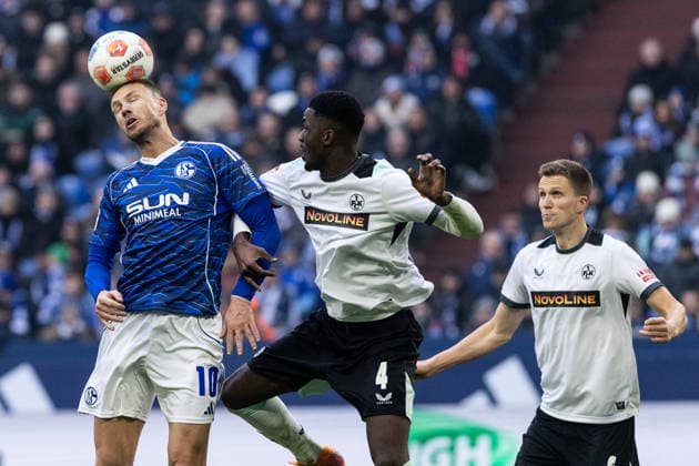 2. Fußball Bundesliga: FC Schalke 04 - 1. FC Kaiserslautern; 25.01.2026 Edin Dzeko (FC Schalke 04, 10), Maxwell Gyamfi (1. FC Kaiserslautern, 4) 2. Fußball Bundesliga: FC Schalke 04 - 1. FC Kaiserslautern; Veltins-Arena, Gelsenkirchen; 25.01.2026 DFL regulations prohibit any use of photographs as image sequences and or quasi video.