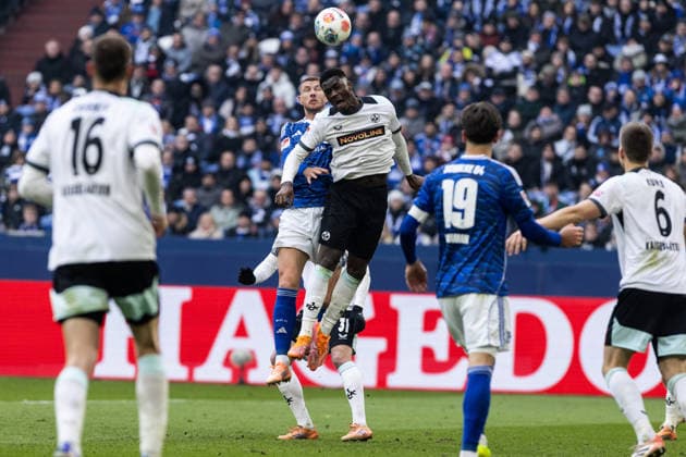 2. Fußball Bundesliga: FC Schalke 04 - 1. FC Kaiserslautern; 25.01.2026 Edin Dzeko (FC Schalke 04, 10), Maxwell Gyamfi (1. FC Kaiserslautern, 4) 2. Fußball Bundesliga: FC Schalke 04 - 1. FC Kaiserslautern; Veltins-Arena, Gelsenkirchen; 25.01.2026 DFL regulations prohibit any use of photographs as image sequences and or quasi video.