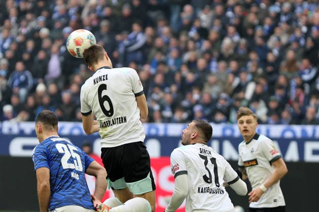 Fabian Kunze (1.FC Kaiserslautern) beim Spiel der 2. Bundesliga (Saison 2025 26) FC Schalke 04 - 1. FC Kaiserslautern - Copyright: Thomas Pakusch