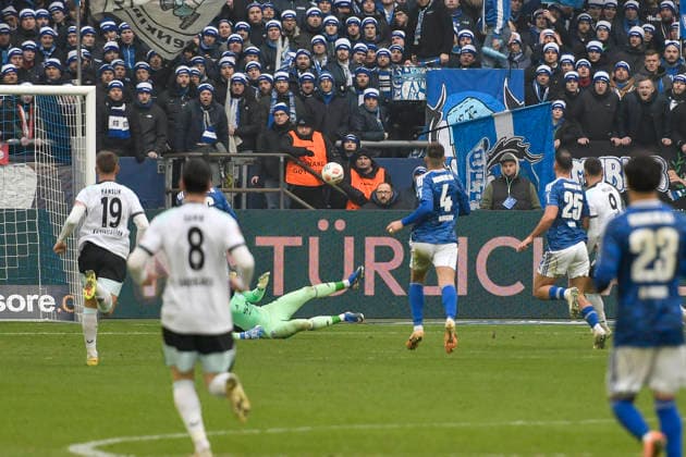 Ivan Prtajin (Kaiserslautern 9) erzielt das Tor zum 0:2 25.01.2026 Fussball FC Schalke 04 vs 1. FC Kaiserslautern, Veltins-Arena, Gelsenkirchen, DFB DFL REGULATIONS PROHIBIT ANY USE OF PHOTOGRAPHS AS IMAGE SEQUENCES AND OR QUASI-VIDEO