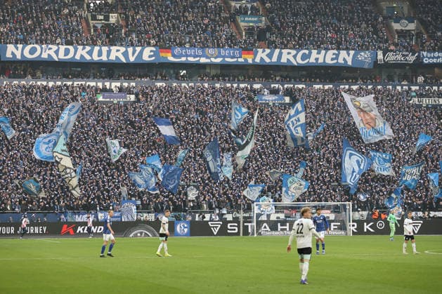 Fans des FC Schalke 04 beim Spiel der 2. Bundesliga (Saison 2025 26) FC Schalke 04 - 1. FC Kaiserslautern - Copyright: Thomas Pakusch
