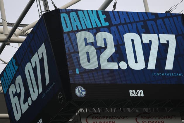 Der Videowürfel zeigt die Zuscherzahl an beim Spiel der 2. Bundesliga (Saison 2025 26) FC Schalke 04 - 1. FC Kaiserslautern - Copyright: Thomas Pakusch