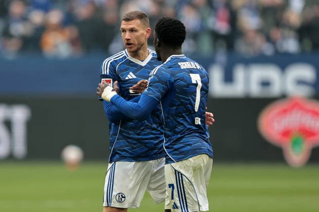 Edin Dzeko (FC Schalke 04) und Christian Gomis (FC Schalke 04) beim Spiel der 2. Bundesliga (Saison 2025 26) FC Schalke 04 - 1. FC Kaiserslautern - Copyright: Thomas Pakusch