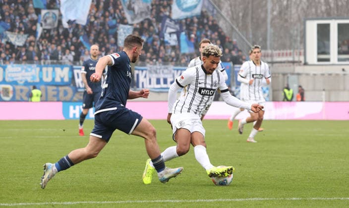 25.01.2026, Fussball, Herren, 2. Bundesliga, Saison 2025 2026, SV 07 Elversberg - VfL Bochum 1848, Maximilian Wittek (VfL Bochum 1848) Bambase Conte (SV 07 Elversberg) Elversberg Ursapharm-Arena an der Kaiserlinde Saarland Deutschland (DEU)