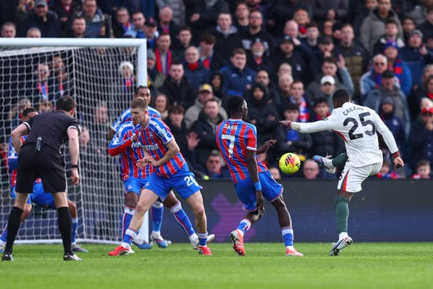 London, England, 25th January 2026. MoisÃ s Caicedo of Chelsea shoots at goal but fails to score during the Crystal Palace vs Chelsea Premier League match at Selhurst Park, London. Picture credit should read: Paul Terry Sportimage EDITORIAL USE ONLY. No use with unauthorised audio, video, data, fixture lists, club league logos or live services. Online in-match use limited to 120 images, no video emulation. No use in betting, games or single club league player publications. SPI_009_PT_Palace_Chelsea SPI-4478-0009