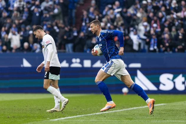 2. Fußball Bundesliga: FC Schalke 04 - 1. FC Kaiserslautern; 25.01.2026 Edin Dzeko (FC Schalke 04, 10) mit dem Tor, 1:2. 2. Fußball Bundesliga: FC Schalke 04 - 1. FC Kaiserslautern; Veltins-Arena, Gelsenkirchen; 25.01.2026 DFL regulations prohibit any use of photographs as image sequences and or quasi video.