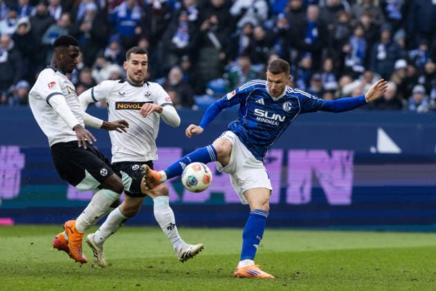 2. Fußball Bundesliga: FC Schalke 04 - 1. FC Kaiserslautern; 25.01.2026 Edin Dzeko (FC Schalke 04, 10) mit dem Tor, 1:2. 2. Fußball Bundesliga: FC Schalke 04 - 1. FC Kaiserslautern; Veltins-Arena, Gelsenkirchen; 25.01.2026 DFL regulations prohibit any use of photographs as image sequences and or quasi video.