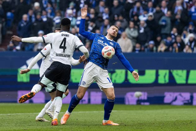 2. Fußball Bundesliga: FC Schalke 04 - 1. FC Kaiserslautern; 25.01.2026 Edin Dzeko (FC Schalke 04, 10) mit dem Tor, 1:2. 2. Fußball Bundesliga: FC Schalke 04 - 1. FC Kaiserslautern; Veltins-Arena, Gelsenkirchen; 25.01.2026 DFL regulations prohibit any use of photographs as image sequences and or quasi video.