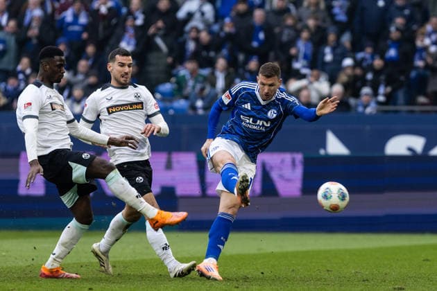 2. Fußball Bundesliga: FC Schalke 04 - 1. FC Kaiserslautern; 25.01.2026 Edin Dzeko (FC Schalke 04, 10) mit dem Tor, 1:2. 2. Fußball Bundesliga: FC Schalke 04 - 1. FC Kaiserslautern; Veltins-Arena, Gelsenkirchen; 25.01.2026 DFL regulations prohibit any use of photographs as image sequences and or quasi video.