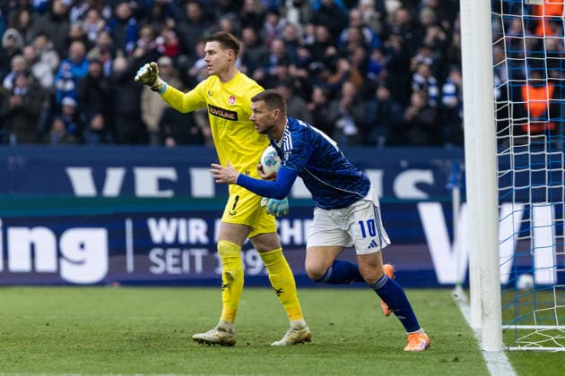 2. Fußball Bundesliga: FC Schalke 04 - 1. FC Kaiserslautern; 25.01.2026 Edin Dzeko (FC Schalke 04, 10) mit dem Tor, 1:2. 2. Fußball Bundesliga: FC Schalke 04 - 1. FC Kaiserslautern; Veltins-Arena, Gelsenkirchen; 25.01.2026 DFL regulations prohibit any use of photographs as image sequences and or quasi video.