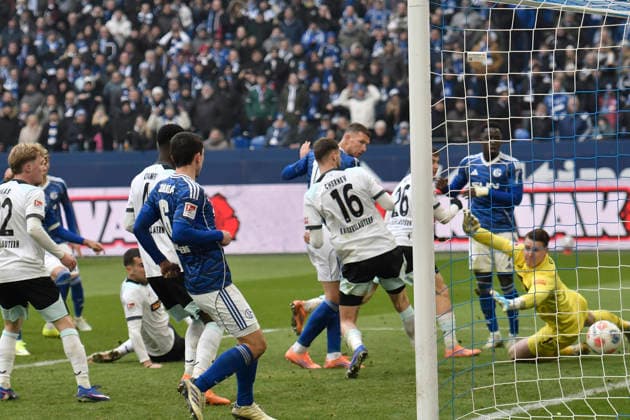 Kenan Karaman (Schalke 19) erzielt das Tor zum 2:2 25.01.2026 Fussball FC Schalke 04 vs 1. FC Kaiserslautern, Veltins-Arena, Gelsenkirchen, DFB DFL REGULATIONS PROHIBIT ANY USE OF PHOTOGRAPHS AS IMAGE SEQUENCES AND OR QUASI-VIDEO