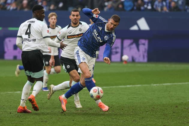 2. Bundesliga - FC Schalke 04 - 1. FC Kaiserslautern am 25.01.2026 in der Veltins-Arena auf Schalke Edin Dzeko (Schalke 10) erzielt das Tor zum 1 zu 2