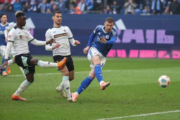 2. Bundesliga - FC Schalke 04 - 1. FC Kaiserslautern am 25.01.2026 in der Veltins-Arena auf Schalke Edin Dzeko (Schalke 10) erzielt das Tor zum 1 zu 2