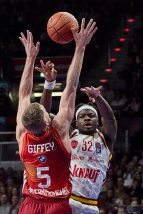 Deutsche Basketball Bundesliga (BBL), FC Bayern München Basketball vs Fitness First Würzburg Baskets, München FC Bayern Basketball, Würzburg Baskets Fitness First, Würzburg Baskets, 2026-01-25 in München (SAP Garden) THOMPSON Charles (Fitness First Würzburg Baskets Center (C) (Nr.32) (WUE32)), GIFFEY Niels (FC Bayern Basketball SF (Nr5) FCBB5 ) sportworld München SAP Garden Bayern Deutschland
