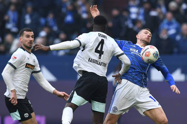 Fußball 2. Bundesliga 19. Spieltag FC Schalke 04 - 1. FC Kaiserslautern am 25.01.2026 in der Veltins Arena in Gelsenkirchen Maxwell Gyamfi ( Kaiserslautern ), links - Edin Dzeko ( Schalke ), rechts DFL regulations prohibit any use of photographs as image sequences and or quasi-video.
