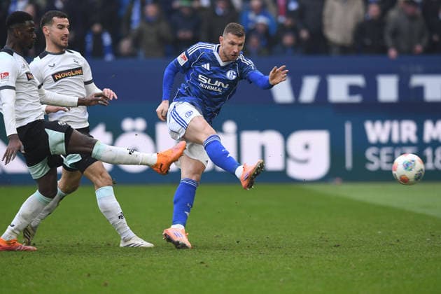 Fußball 2. Bundesliga 19. Spieltag FC Schalke 04 - 1. FC Kaiserslautern am 25.01.2026 in der Veltins Arena in Gelsenkirchen Torschuss zum 1:2 durch Edin Dzeko ( Schalke ) DFL regulations prohibit any use of photographs as image sequences and or quasi-video.