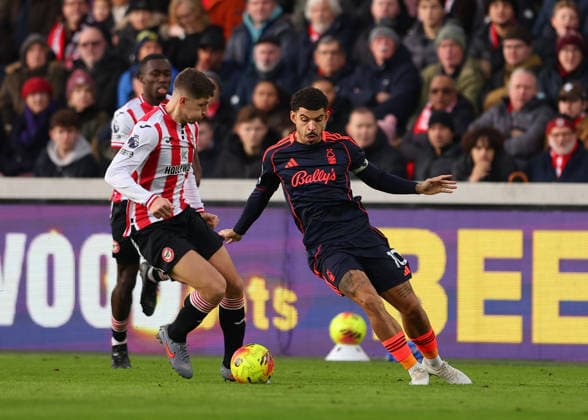 25th January 2026; Gtech Community Stadium, Brentford, London, England; Premier League Football, Brentford versus Nottingham Forest; Morgan Gibbs-White of Nottingham Forest under pressure from Vitaly Janelt of Brentford  JohnxPatrickxFletcher