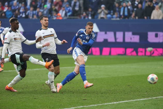 2. Bundesliga - FC Schalke 04 - 1. FC Kaiserslautern am 25.01.2026 in der Veltins-Arena auf Schalke Edin Dzeko (Schalke 10) erzielt das Tor zum 1 zu 2