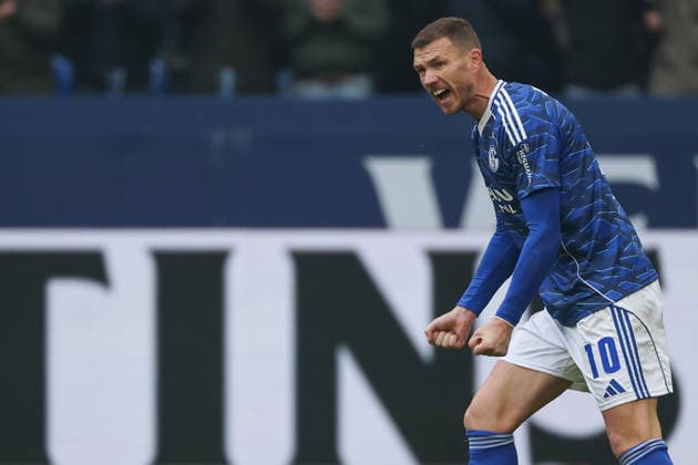2. Bundesliga - FC Schalke 04 - 1. FC Kaiserslautern am 25.01.2026 in der Veltins-Arena auf Schalke Edin Dzeko (Schalke 10) jubelt