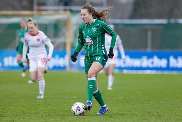 Mara Alber (SV Werder Bremen, 37) am Ball, Einzelbild, Ganzkörper, Aktion, Action, Spielszene, DIE DFB-RICHTLINIEN UNTERSAGEN JEGLICHE NUTZUNG VON FOTOS ALS SEQUENZBILDER UND ODER VIDEOÄHNLICHE FOTOSTRECKEN. DFB REGULATIONS PROHIBIT ANY USE OF PHOTOGRAPHS AS IMAGE SEQUENCES AND OR QUASI-VIDEO., 25.01.2026, (), Fussball, Google Pixel Frauen-Bundesliga, SV Werder Bremen - 1. FC Nürnberg