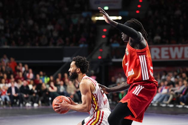 Davion Mintz (Fitness First Wuerzburg Baskets, 10) mit Wenyen Gabriel (FC Bayern Basketball, 32), GER, FC Bayern Basketball vs. Fitness First Wuerzburg Baskets, Basketball, easycredit Basketball Bundesliga, 17. Spieltag, Saison 2025 2026, 25.01.2026, GER, FC Bayern Basketball vs. Fitness First Wuerzburg Baskets, Basketball, easycredit Basketball Bundesliga, 17. Spieltag, Saison 2025 2026, 25.01.2026 Muenchen Copyright: xEibner-Pressefoto JennixMaulx EP_JML