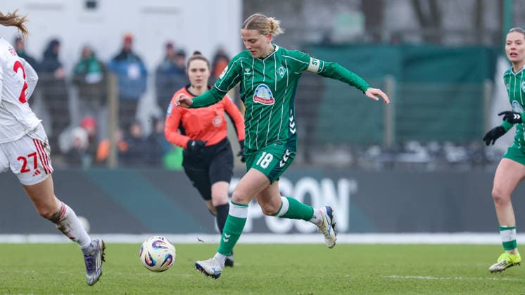 Lina Hausicke (SV Werder Bremen, 18) am Ball, Einzelbild, Ganzkörper, Aktion, Action, Spielszene, DIE DFB-RICHTLINIEN UNTERSAGEN JEGLICHE NUTZUNG VON FOTOS ALS SEQUENZBILDER UND ODER VIDEOÄHNLICHE FOTOSTRECKEN. DFB REGULATIONS PROHIBIT ANY USE OF PHOTOGRAPHS AS IMAGE SEQUENCES AND OR QUASI-VIDEO., 25.01.2026, (), Fussball, Google Pixel Frauen-Bundesliga, SV Werder Bremen - 1. FC Nürnberg